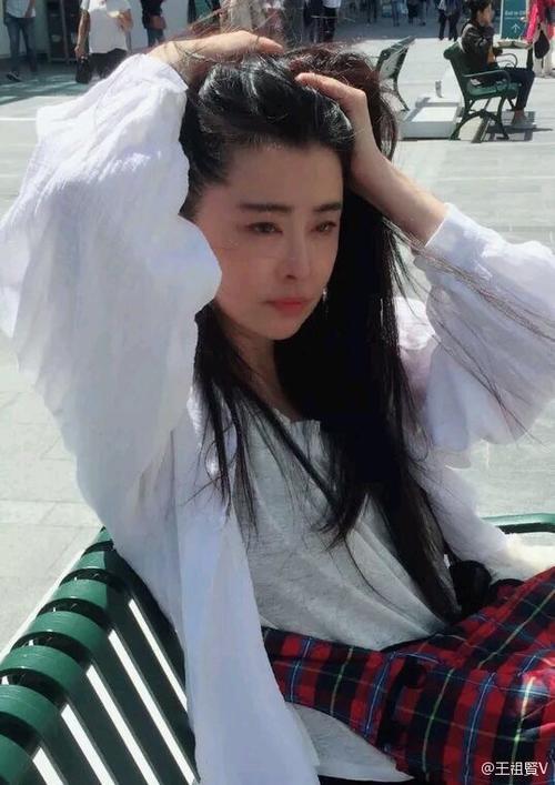 王祖贤最新照片曝光，时光中的女神风采依旧动人
