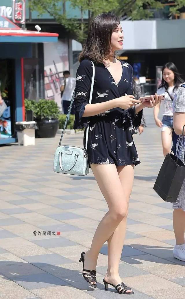 最新街拍美女，时尚潮流的绝佳诠释者
